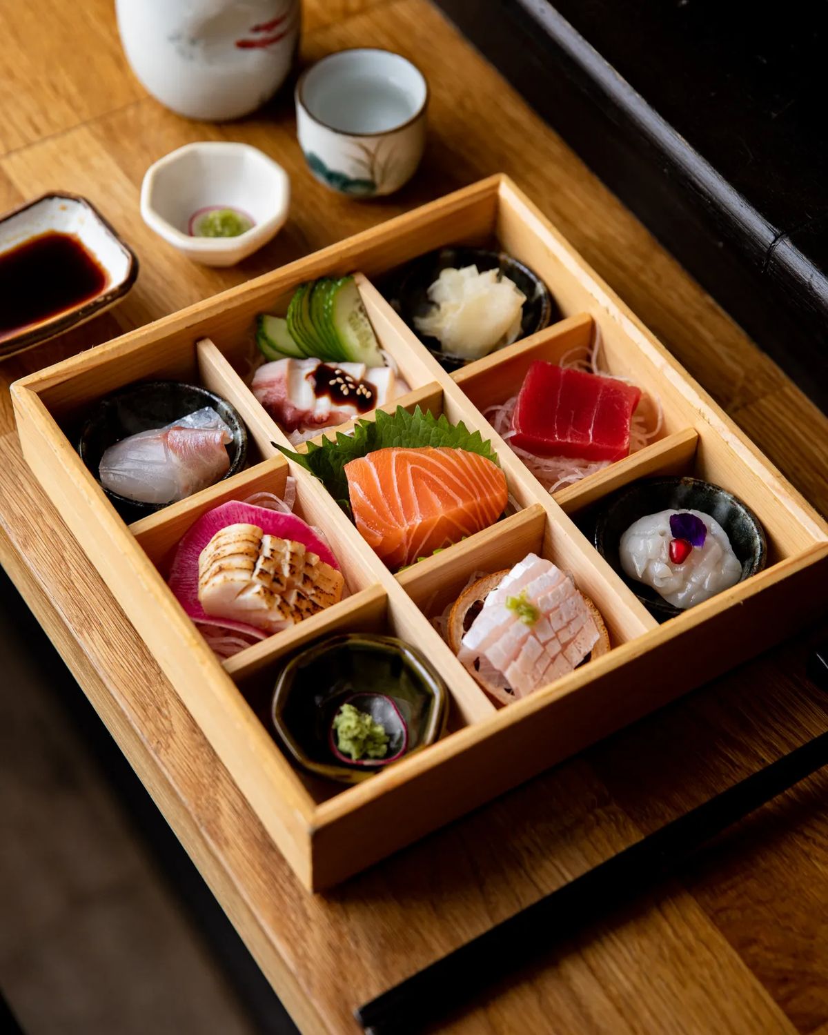 Assortiment de sashimi dans une boîte en bois