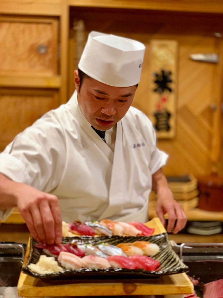 Le chef Hiroshi prépare un plateau de nigiri