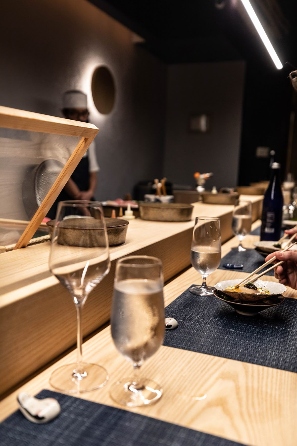 Le comptoir de Chez Hiro, prêt pour le service